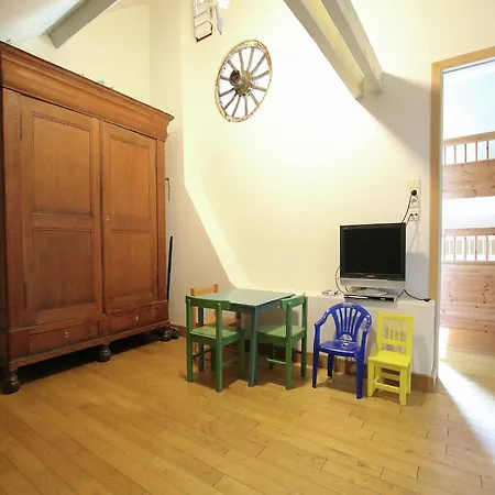 Riverside Mansion Retreat *